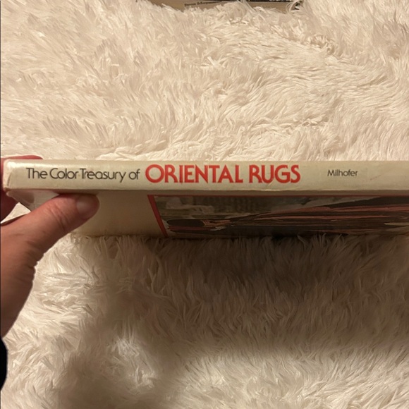 The Color Treasury of Oriental Rugs Coffee Table Book - Picture 4 of 11